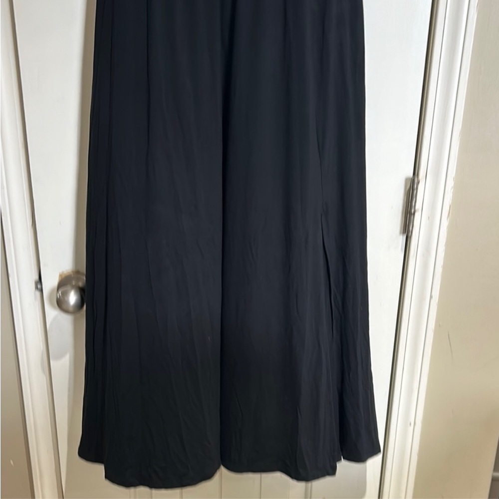 Elegant Black Sleeveless Dress - Picture 12 of 13